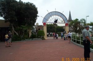 Queen Mary Seawalk Entrance